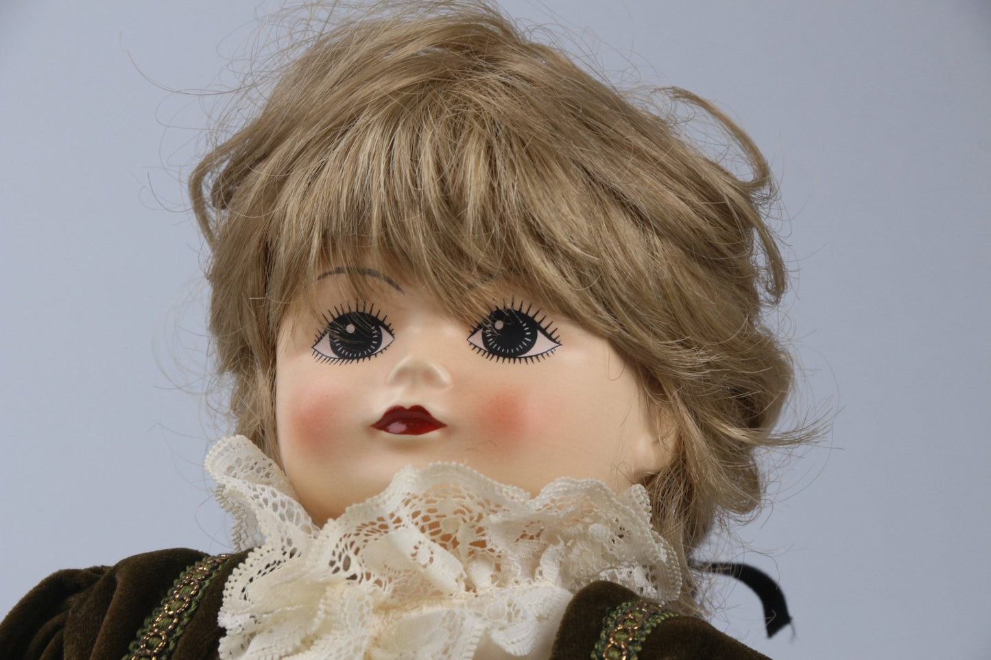 Künstlerpuppe im Samtanzug