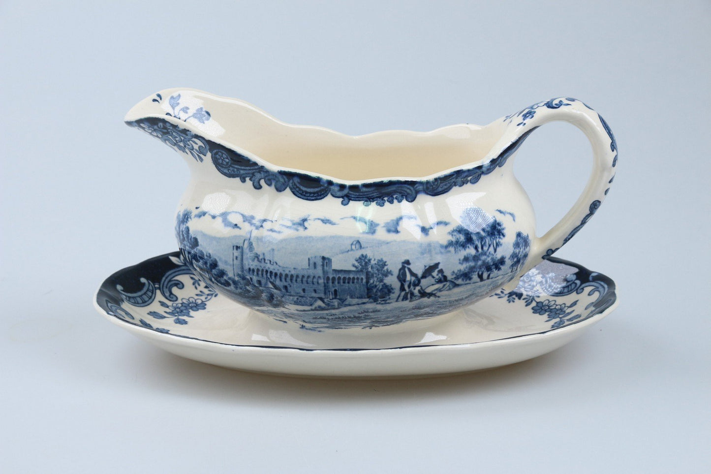 Sauciere mit Teller einteilig