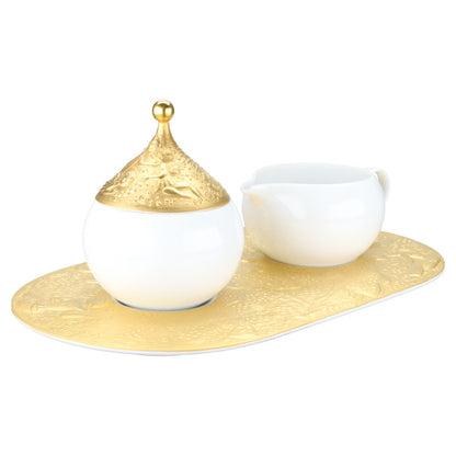 Tablett mit Milchkännchen und Zuckerdose