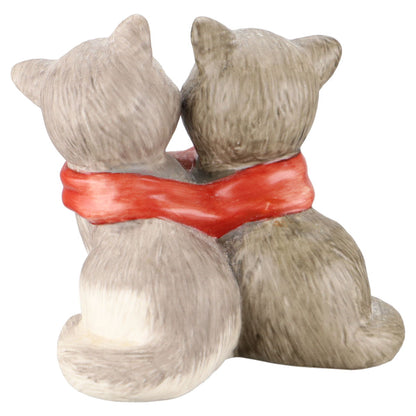 Katzenpaar mit rotem Schal