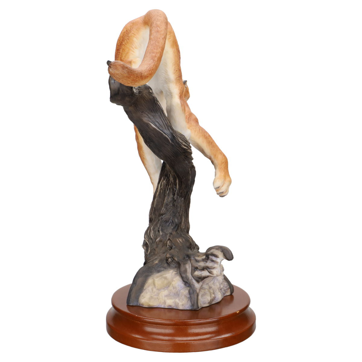 Figur The Defender Löwin auf Ast auf Sockel