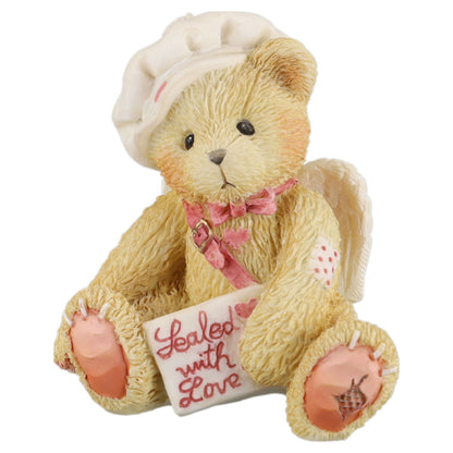 Teddy 869074 "Sealed With Love" Boy Sitting With Letter Enesco Cherished Teddies mit OVP