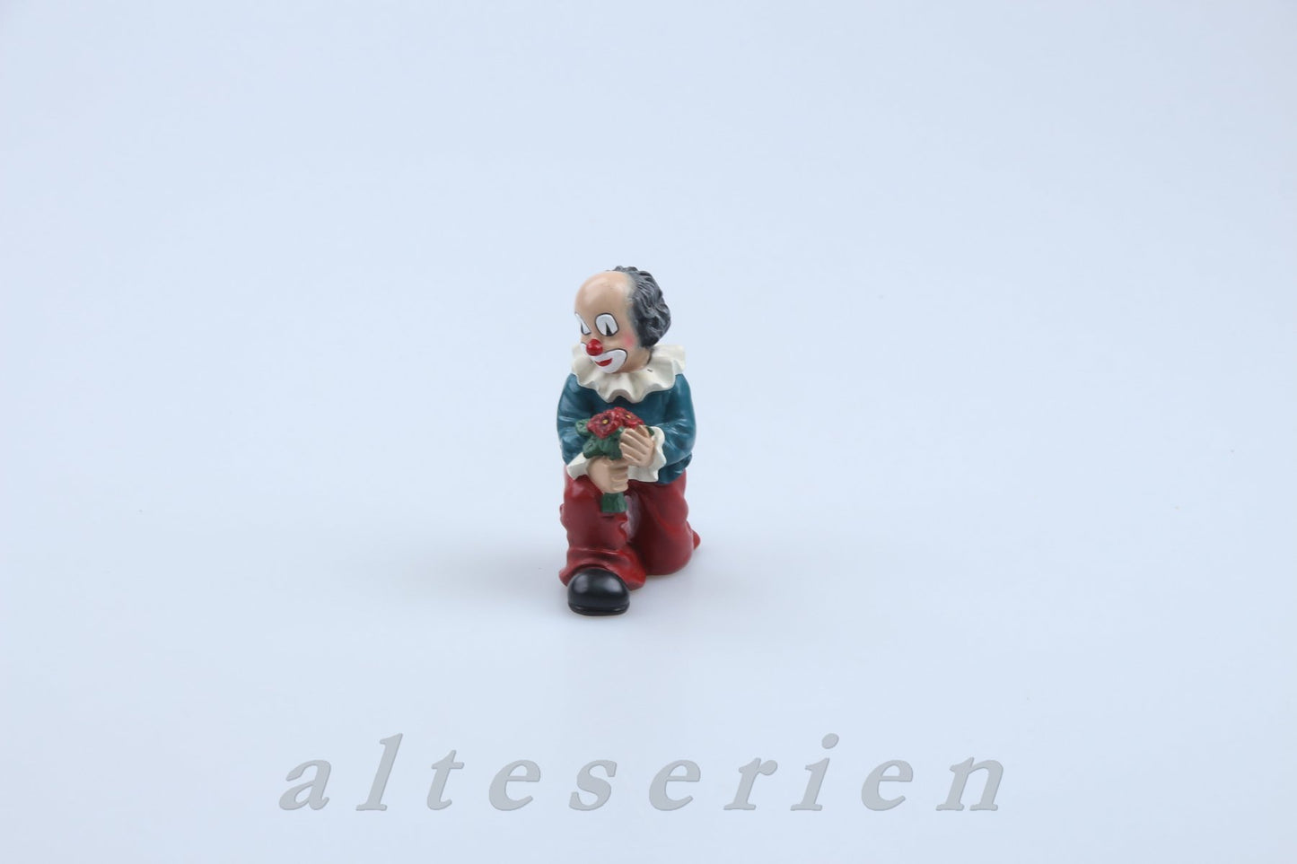 Figur kniend, Blumenstrauß