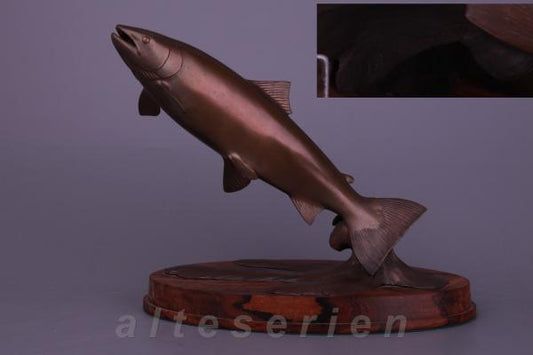 Fisch aus Metall auf Holz by Haworth