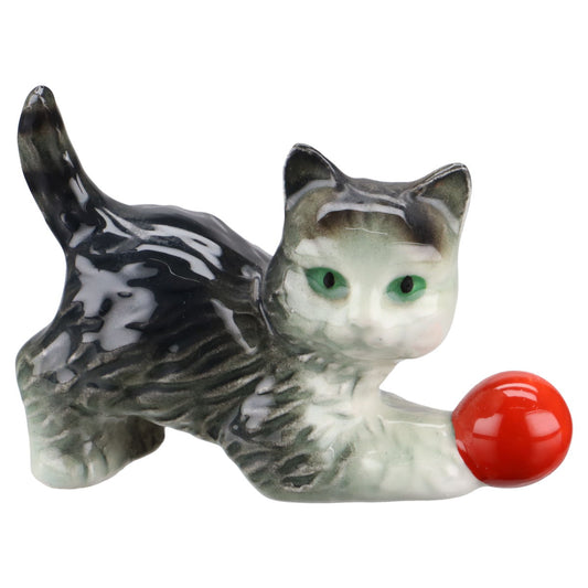 Katze mit Ball seitlich schauend grau 364